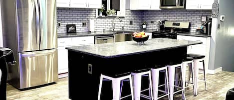 Réfrigérateur, micro-ondes, four, plaque de cuisson