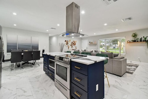 Resort Style 5bedrooms/2bathrooms home with pool, Games and a pool table.