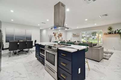 Resort Style 5bedrooms/2bathrooms home with pool, Games and a pool table.