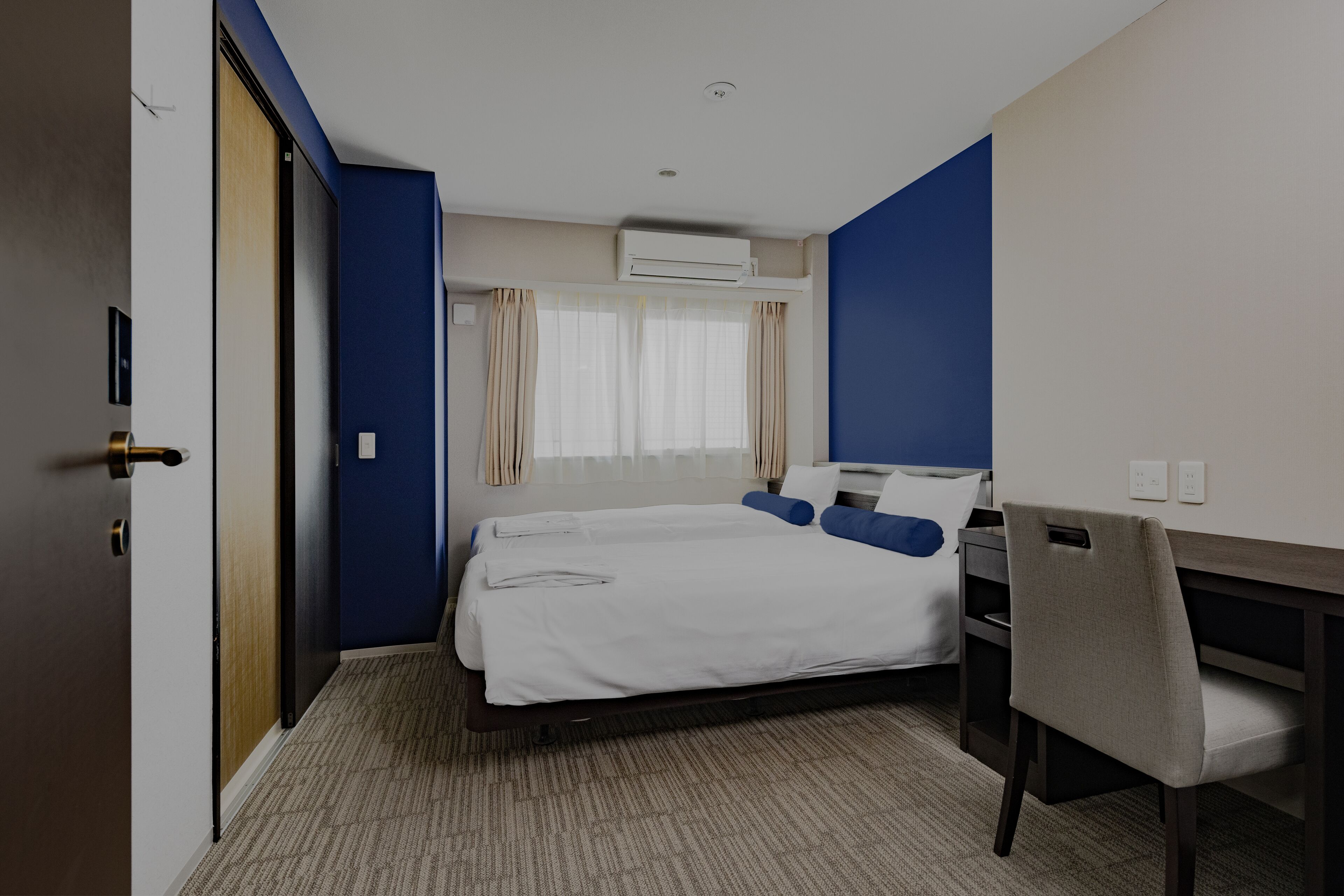 Standard Twin Room | Desk, laptop workspace, blackout drapes, soundproofing