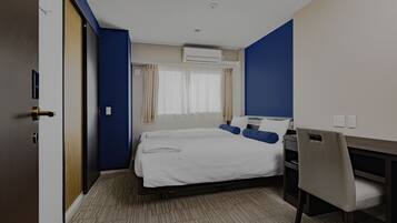 غرفة عادية لاثنين | مكتب ومساحة عمل للكمبيوتر المحمول وستائر تعتيم وتجهيزات عازلة للصوت