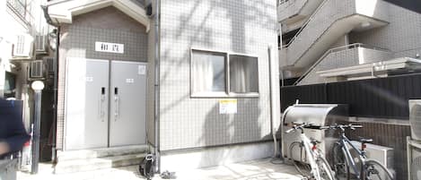 المنطقة المحيطة بالمنشأة