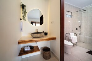 Vila Deluks | Kamar mandi | Shower, pancuran hujan, pengering rambut, dan handuk