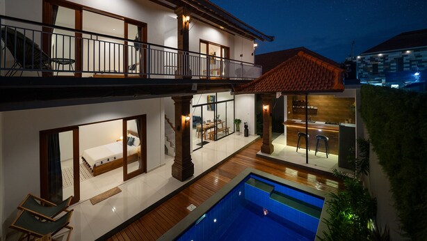 A two-story house with a balcony, a swimming pool, and a dining area. - Villa Melita - Canggu (Canggu)