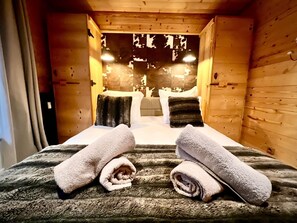 3 habitaciones, tabla de planchar con plancha y cuna de viaje