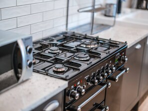 Fridge, microwave, oven, stovetop - L'Escapade d'Itzac - pool & Air conditioning (Itzac)