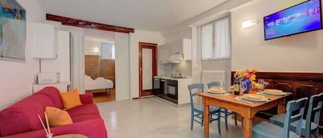 Family Apartment, Multiple Bedrooms (Vicolo 42-private Terrace-200m Lake) | Living area