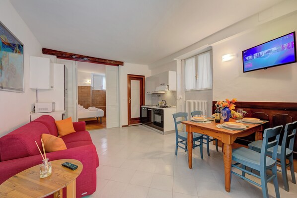 Family Apartment, Multiple Bedrooms (Vicolo 42-private Terrace-200m Lake) | Living area | 21-inch flat-screen TV with cable channels
