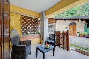 Family Apartment, Multiple Bedrooms (Vicolo 42-private Terrace-200m Lake) | Terrace/patio