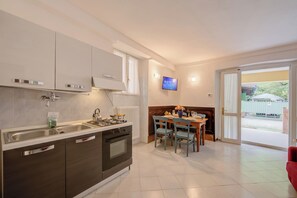 Apartament familiar, diversos dormitoris (Vicolo 42-private Terrace-200m Lake) | Cuina privada | Frigorífic, microones, forn i placa de cuina 