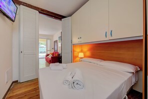 Căn hộ dành cho gia đình, nhiều phòng ngủ (Vicolo 42-private Terrace-200m Lake) | 1 phòng ngủ, truy cập Internet không dây (phụ phí), bộ trải giường 