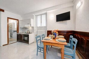 Familienapartment, 1 Schlafzimmer, Mikrowelle (Vicolo 42-private Terrace-200m Lake) | Speisen