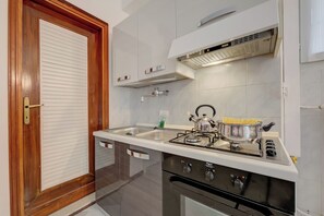 Family Apartment, Multiple Bedrooms (Vicolo 42-private Terrace-200m Lake) | Private kitchen | Fridge, microwave, oven, stovetop