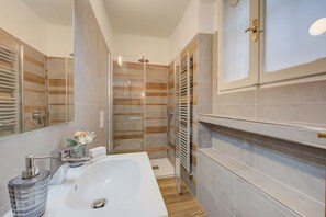Căn hộ dành cho gia đình, nhiều phòng ngủ (Vicolo 42-private Terrace-200m Lake) | Phòng tắm | Buồng tắm vòi sen, chậu vệ sinh/vòi rửa, khăn tắm, xà phòng 