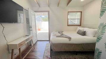 4 habitaciones, escritorio y tabla de planchar con plancha