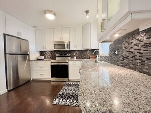 Fridge, microwave, oven, stovetop - Amazing South Tampa Home (Tampa)