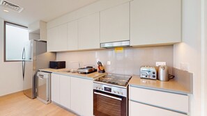 Kühlschrank, Mikrowelle, Ofen, Herdplatte