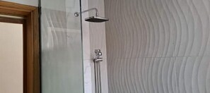 Regadera, toallas, jabón, papel de baño