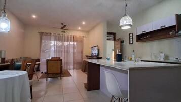 Jääkaappi, mikroaaltouuni, uuni, kahvin-/teenkeitin