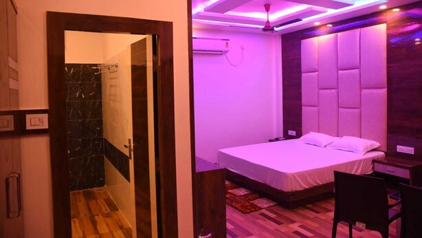 Un dormitorio moderno con cama, escritorio y silla.