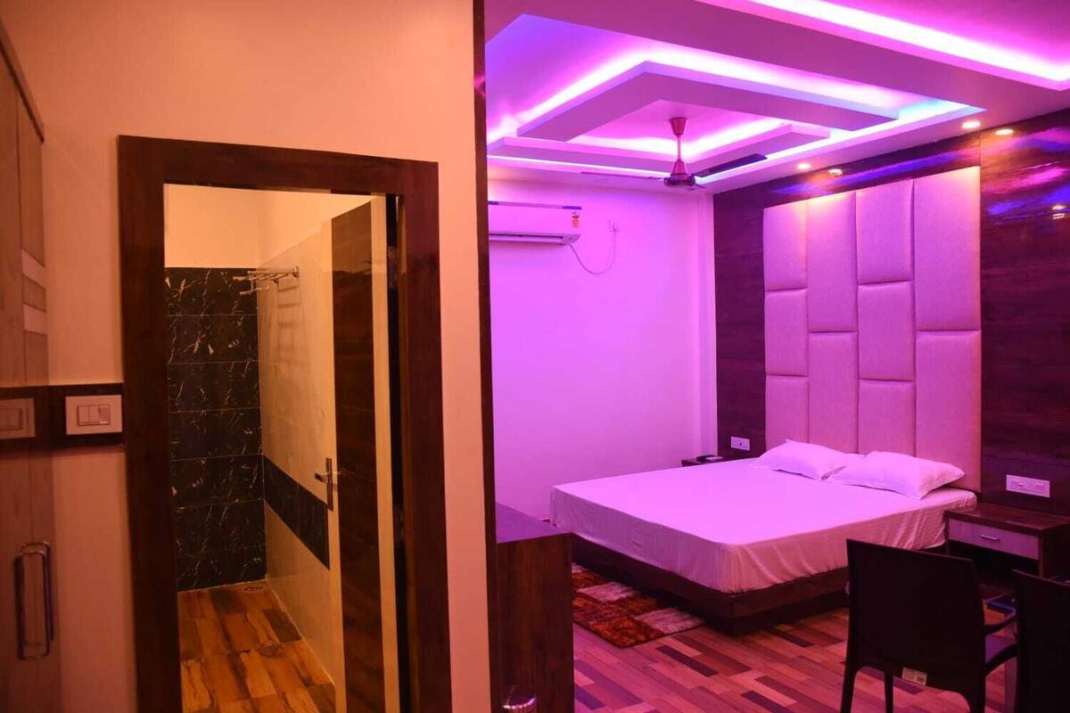 Une chambre à coucher moderne avec un lit, un bureau et une chaise.