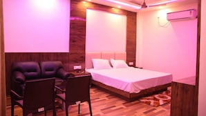 Un dormitorio con cama, escritorio y silla.