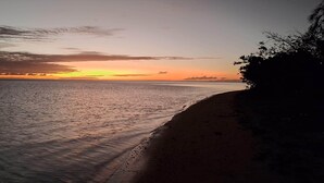 A beach at sunset with calm waters and a clear sky. - Les Villas Thorel - Hibiscus (La Preneuse)