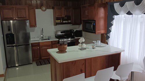 Beautiful house! family _sized, 5 minutes from downtown Santa Elena