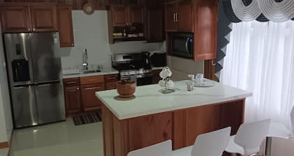 Beautiful house! family _sized, 5 minutes from downtown Santa Elena