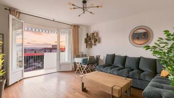 Televisie, boeken en een kantoor