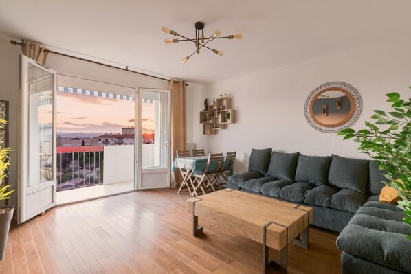 TV, books, offices - Appartement en Résidence Parking Gratuit Balcon (Montpellier)