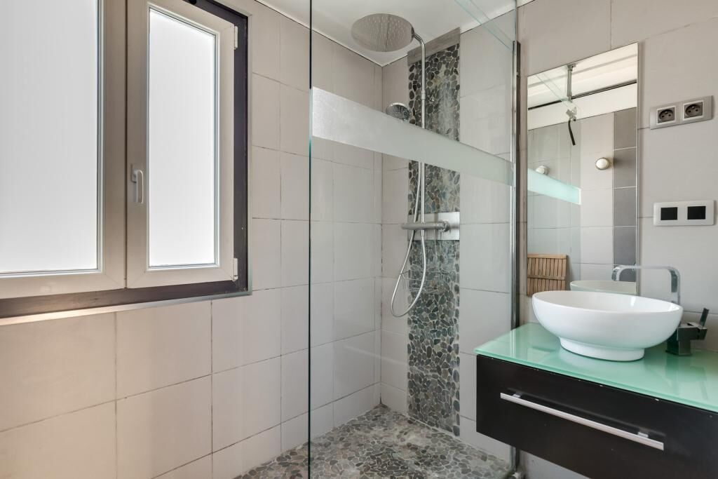 Een douche, een haardroger, handdoeken