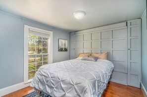 2 bedrooms, iron/ironing board, WiFi, bed sheets