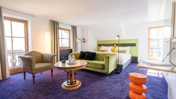 Duplex | Hypo-allergenic bedding, in-room safe, desk, blackout curtains