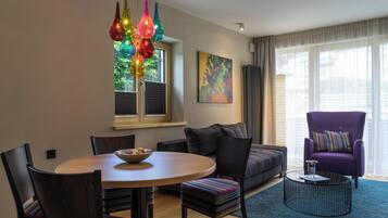 Studio | Hypo-allergenic bedding, in-room safe, desk, blackout curtains