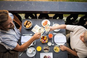 بوفيه فطور مجانًا يوميًا