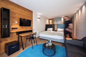 ملاءات للفراش لا تسبب الحساسية وخزنة داخل الغرفة ومكتب وستائر تعتيم