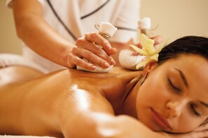 A person receiving a massage with a towel and a flower accessory. - Villa Raku (Koh Samui)