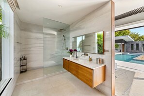 Shower, free toiletries, hair dryer, bathrobes - Villa Raku (Koh Samui)