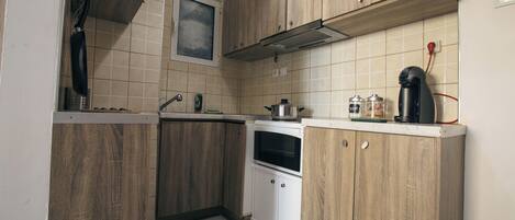 Fridge, oven, stovetop, coffee/tea maker