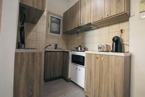 Kühlschrank, Ofen, Herdplatte, Wasserkocher mit Kaffee-/Teezubehör