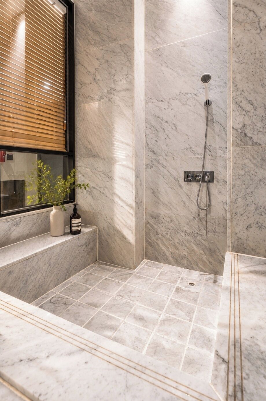 Suite | Badezimmer | Hausschuhe, Handtücher, Shampoo, Toilettenpapier
