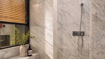 Suite | Badezimmer | Hausschuhe, Handtücher, Shampoo, Toilettenpapier