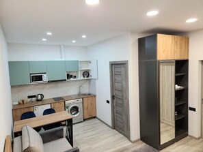 Een 45-inch lcd-televisie met kabelzenders