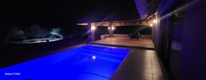 2 outdoor pools