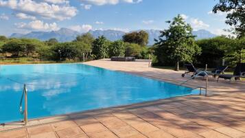 2 outdoor pools