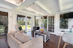 Deluxe Cabin | Individually decorated, individually furnished, free WiFi - La Ferme Guest Farm (Franschhoek)