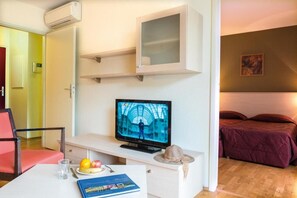 In-room safe, blackout curtains, free WiFi, bed sheets - Adonis Divonne Résidence du Lac (Divonne-les-Bains)