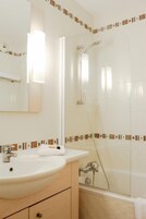 浴缸、吹风机、毛巾