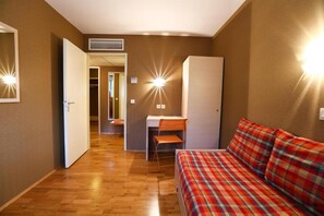 Standaard kamer, meerdere bedden | 1 slaapkamer, een kluis op de kamer, verduisterende gordijnen